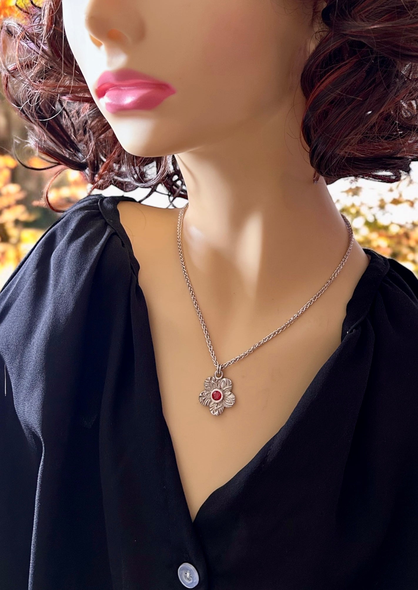 Flower pendant necklace