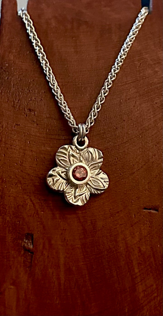 Flower pendant necklace